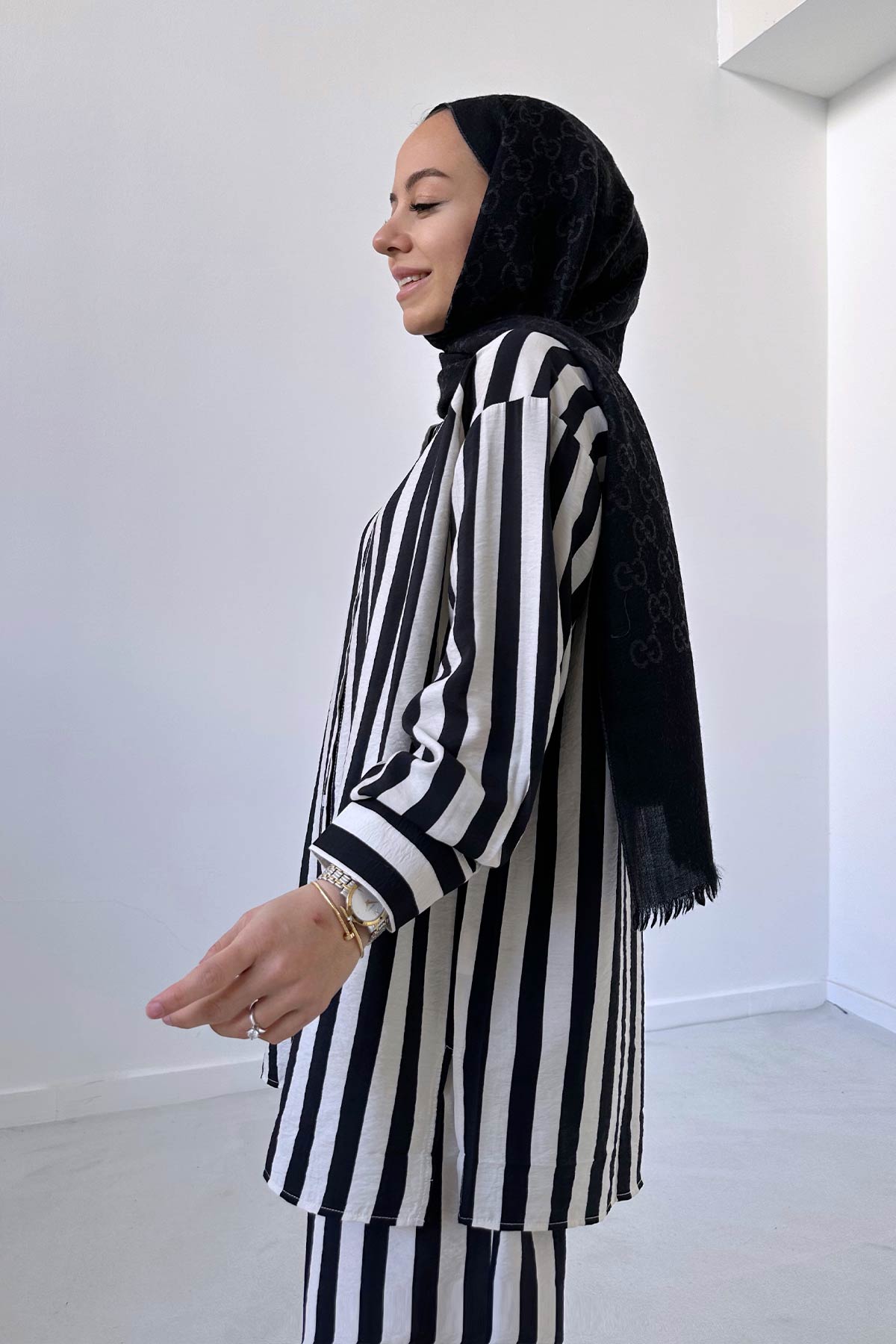 Side Slit Shirt & Pants Striped Suit - Black/White