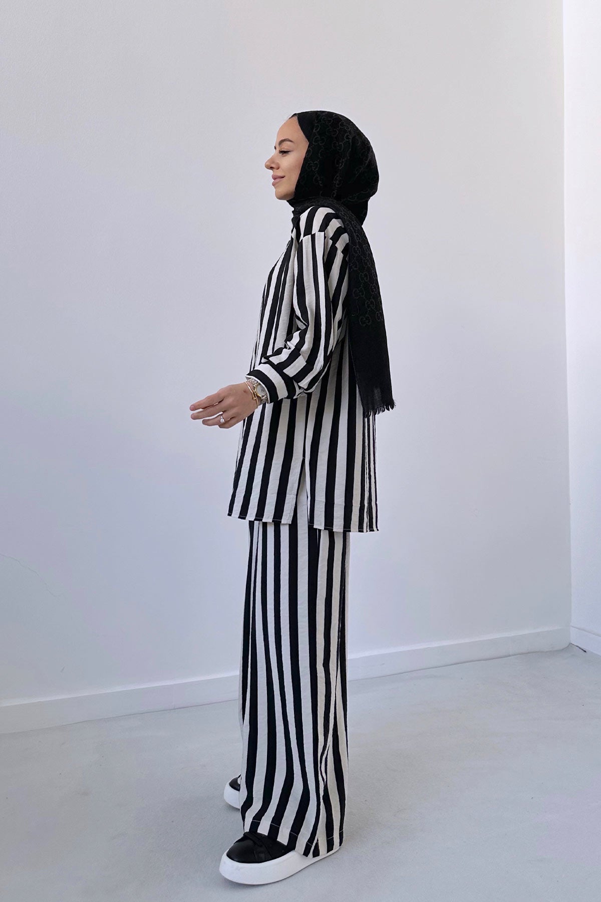 Side Slit Shirt & Pants Striped Suit - Black/White