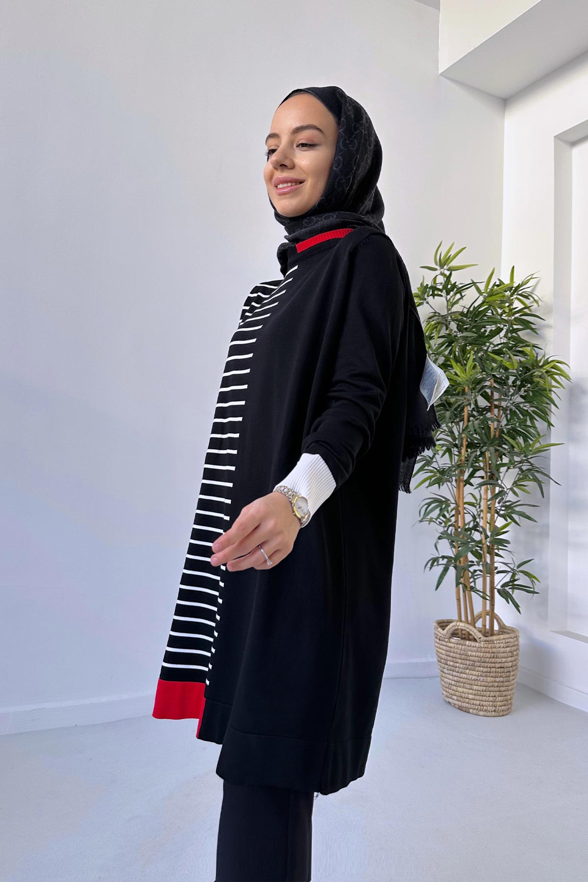 Line Detail Mercerized Tunic - Black/Red